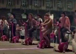 Mira la peculiar forma en que incentivaron a hacer ejercicios a las mujeres (VIDEO)