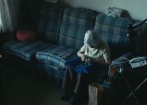 El video de lo que hace está anciana que vive sola te romperá el corazón