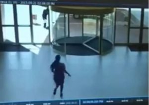 Supuesta ladrona no vio puerta de vidrio y la rompió con su cabeza (VIDEO)