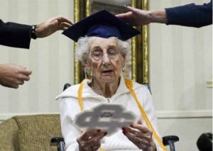 ¡Conmovedor! A los 97 años logra graduarse de la secundaria y esta fue su reacción (VIDEO)