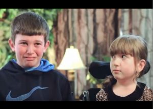 YouTube: ¡Conmovedor! Él asegura que sería capaz de atajar una bala por su hermana