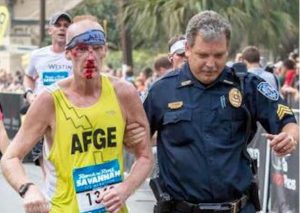 YouTube: Policía ayudó a corredor a terminar carrera después de un grave accidente