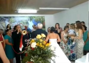 YouTube: Trompetista convirtió mágica boda en una terrible pesadilla