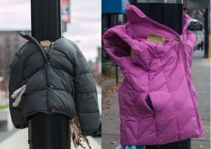 ¿Por qué los niños de Canadá amarran abrigos en los postes?