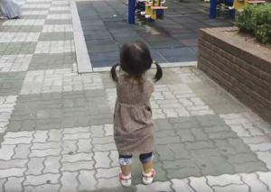 YouTube: El sonido de los zapatos de esta niña hicieron que…