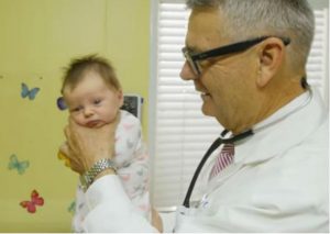 Doctor te enseña un efectivo método para que tu bebé deje de llorar (VIDEO)