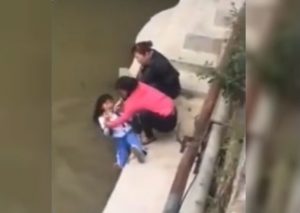 YouTube: Una madre quiso ahogar a su hija por sacar bajas calificaciones
