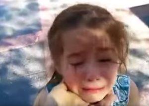 ¡Insólito! Denunció a niña de 4 años por atropellarla con su auto de juguete (VIDEO)
