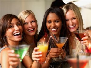 Mujeres inteligentes son más propensas a beber alcohol