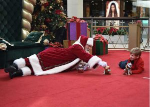 ‘Papa Noel’ no dudó en tirarse al suelo para jugar con niño con autismo (FOTOS)