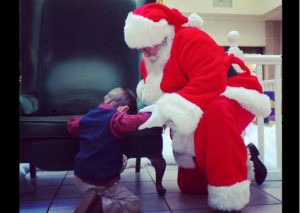¡Conmovedor! Niño le pidió a ‘Santa Claus’ que le haga un milagro a un bebé que no conocía