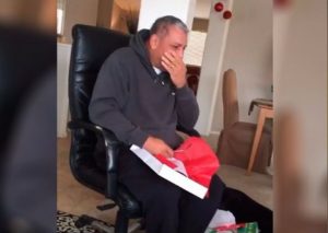 Twitter: Le dio un regalo a su padre que lo hizo llorar (VIDEO)