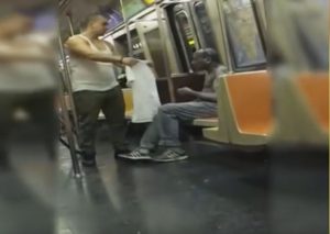 YouTube: Hombre le dio su propia ropa a un vagabundo en un tren