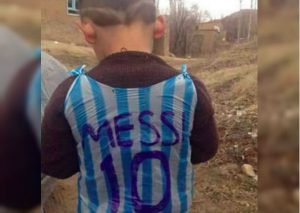 Niño que usaba una bolsa como camiseta de Messi es buscado para…