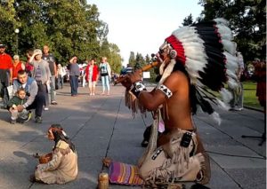 Facebook: Hombre vestido de indio toca ‘El Cóndor Pasa’ en calles de Polonia (VIDEO)