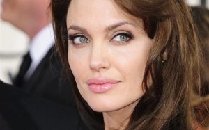 Angelina Jolie realiza escenas en topless para su película ‘Frente al mar’