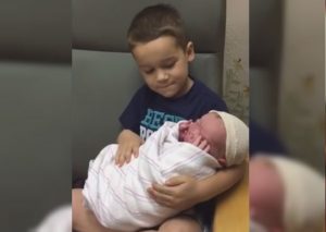 YouTube: Niño tuvo ‘extraña’ reacción al cargar a su hermanito por primera vez