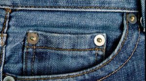 El bolsillo chiquito de los jeans sirve para…