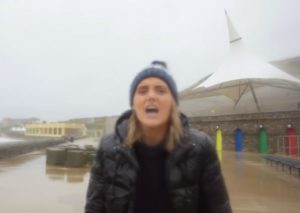 YouTube: Mujer informaba en vivo desde playa en una tormenta hasta que…