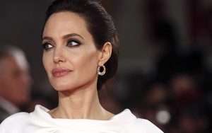 Angelina Jolie sorprende con nuevos tatuajes – FOTOS