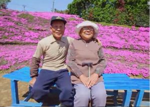 ¡Conmovedor! Plantó miles de rosas para que su esposa ciega las pueda oler (VIDEO)