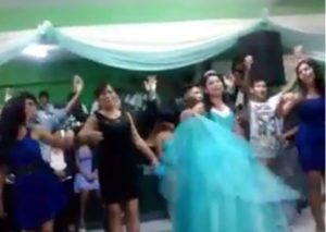 Facebook: Chica baila huaylas en su quinceañero y se vuelve viral (VIDEO)