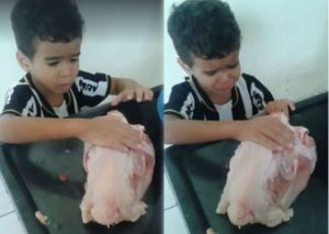 Facebook: Niño llora para que su madre no cocine a un pollo (VIDEO)