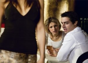 Tips: ¿Cómo evitar que tu pareja mire a otras mujeres?