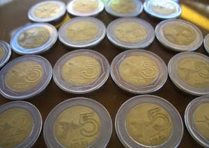 ¿Cómo identificar las monedas falsas de 5 soles? (VIDEO)