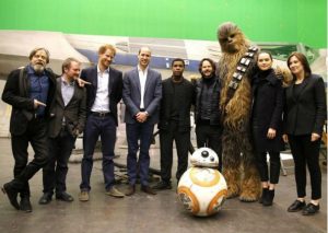 Star Wars: Chewbacca y BB8 recibieron la visita de los príncipes William y Harry (FOTOS)