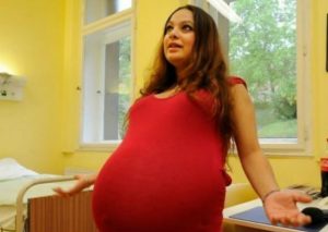 Lleva dos años embarazada y no sabe cuándo dará a luz (FOTOS)