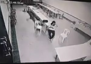 ¡Aterrador! Graban preciso momento en que fantasma ataca a una señora (VIDEO)