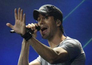 ¡Se pasó! Enrique Iglesias mete la mano a cantante en pleno concierto (VIDEO)