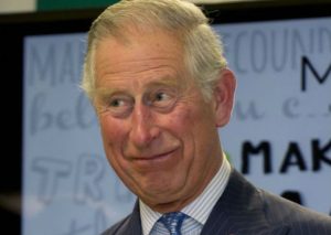 Príncipe Carlos: ¿Polémicas fotos besando a un muchacho lo dejarían sin la corona?