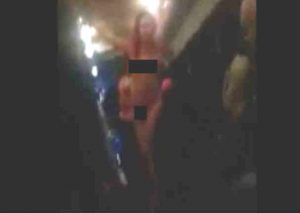 YouTube: ¡Inaudito! Mujeres ebrias realizan striptease en pleno autobús – VIDEO