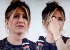 Jennifer Aniston rompe en llanto ante pregunta de adolescente (VIDEO)
