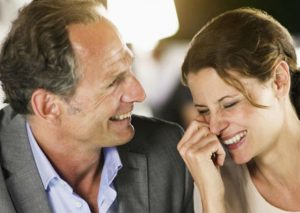 Consejos: 10 beneficios de salir con un hombre 10 años mayor que tú