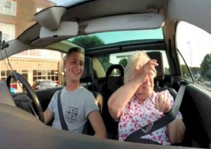 YouTube: Joven preparó una emotiva sorpresa a su abuela