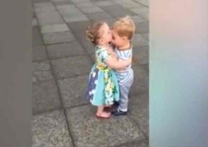 YouTube: Mira cómo estos pequeños se dan su primer beso