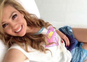 Thalía muestra su lado más sensual en Instagram con atrevida foto