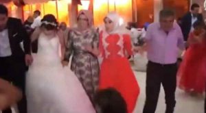 YouTube: ¡Explosionó un coche bomba en plena boda y terminó así!