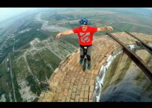 YouTube: Así retan malabaristas a la muerte a 250 metros de altura