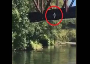 Facebook:  Niño fue arrojado de un puente por su propio familiar – VIDEO