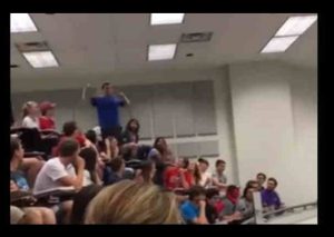 YouTube: Alumno ganó apuesta a profesor y esto pasó