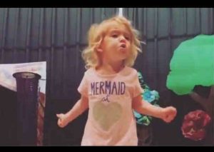 YouTube:  Esta pequeña canta el abecedario y se vuelve viral – VIDEO