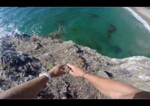 YouTube:  Saltó desde un acantilado al mar y no se percató de esto