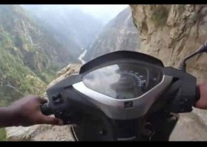 YouTube: Este hombre viajó con su motocicleta al borde del precipicio