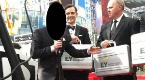 Mira que presentador de TV peruana se lució en los Emmys 2016
