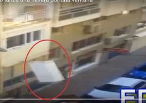 YouTube:  Lanzó su refrigeradora a la calle y no se dio cuenta que …