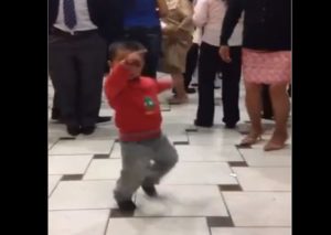 Facebook: Niño bailó tunantada y es todo un éxito en Internet